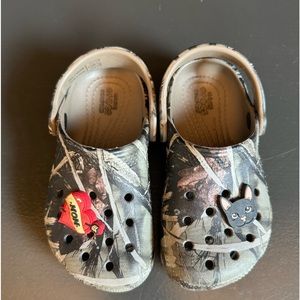 Camo crocs toddler 9